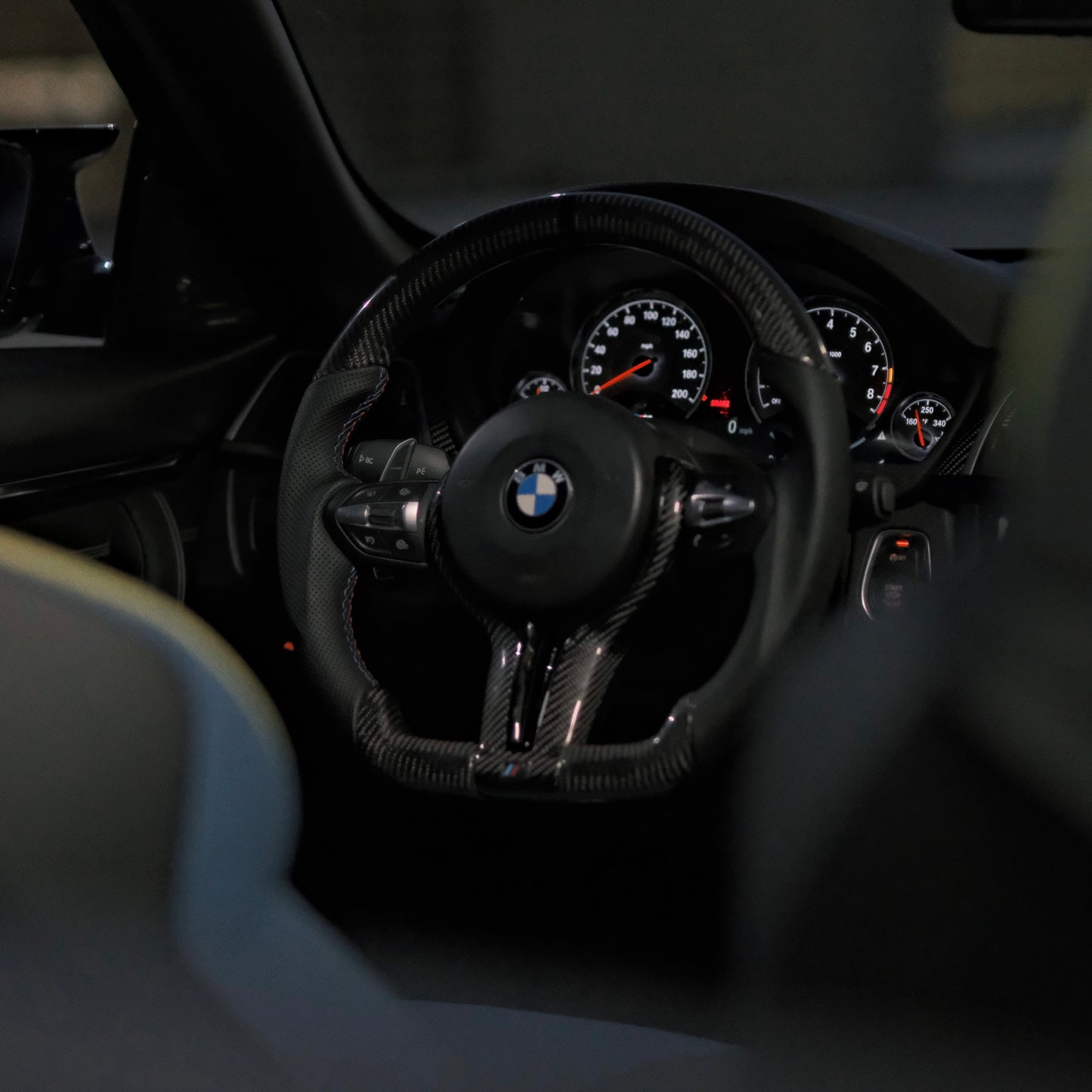 F SERIES CARBON STEERING WHEEL - BLACK 2 / 3 / 4 / F8X